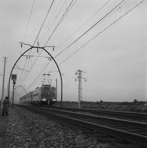 Locomotive électrique BB 9004 en ligne, entre Facture et Morcenx, lors du record du monde de vitesse, le 29 mars 1955, à 331 km/h sur la ligne, 1955, photo : Delille SNCF