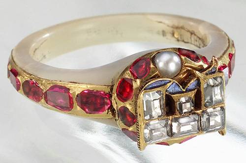 La bague d’Élisabeth Ire, vers 1570-1575, nacre, rubis, perles, or, collection privée