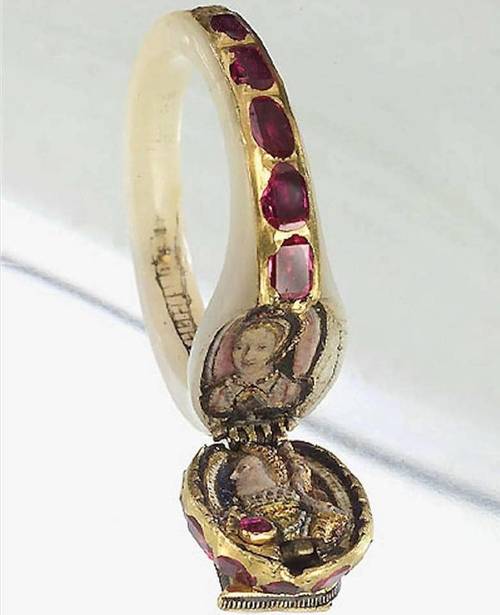 L'intérieur de la bague d’Élisabeth Ire, vers 1570-1575, nacre, rubis, perles, or, collection privée