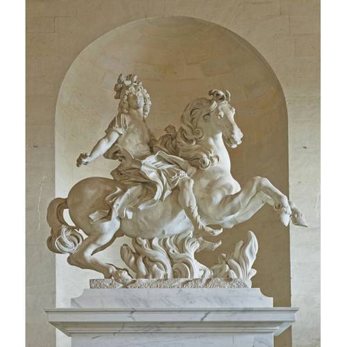 l'image montre la statue équestre de Louis XIV revue par François Girardon installée devant une niche à l'Orangerie du Château de Versailles